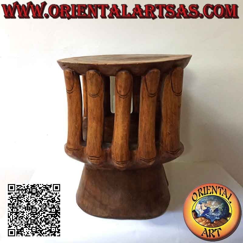 Mesa de salón redonda con escultura de dos manos sosteniendo la tapa de madera de suar (48x 46x 42)