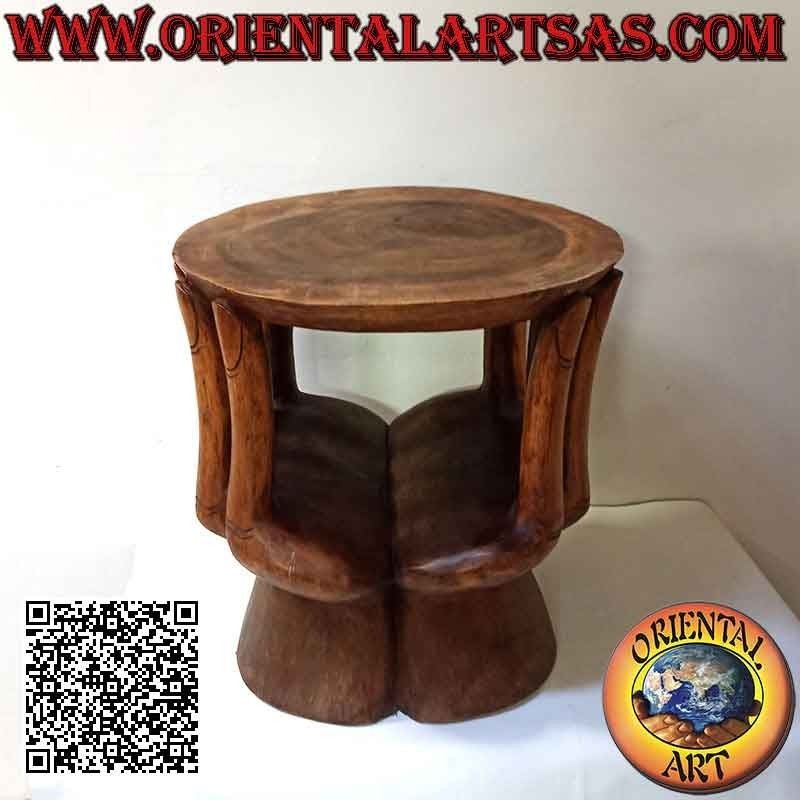 Mesa de salón redonda con escultura de dos manos sosteniendo la tapa de madera de suar (48x 46x 42)