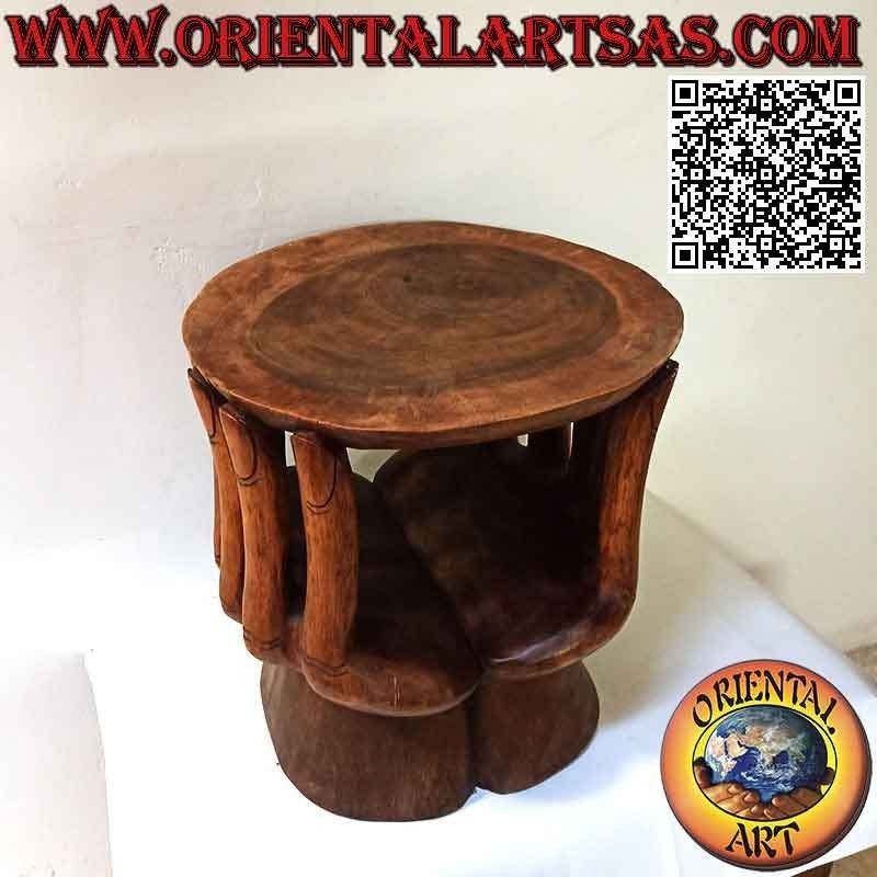 Mesa de salón redonda con escultura de dos manos sosteniendo la tapa de madera de suar (48x 46x 42)