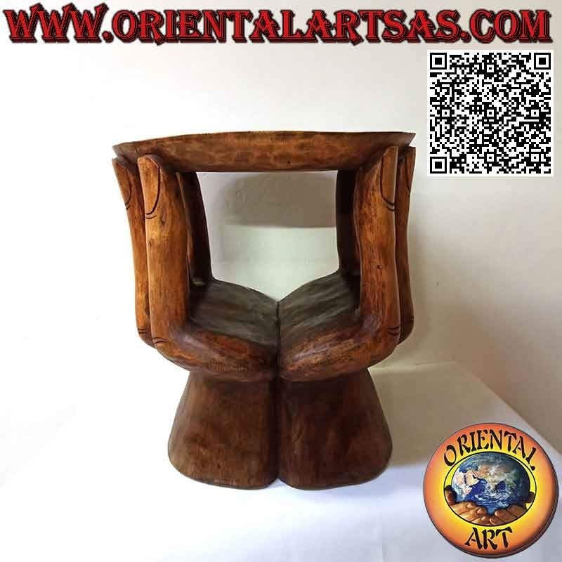Mesa de salón redonda con escultura de dos manos sosteniendo la tapa de madera de suar (48x 46x 42)