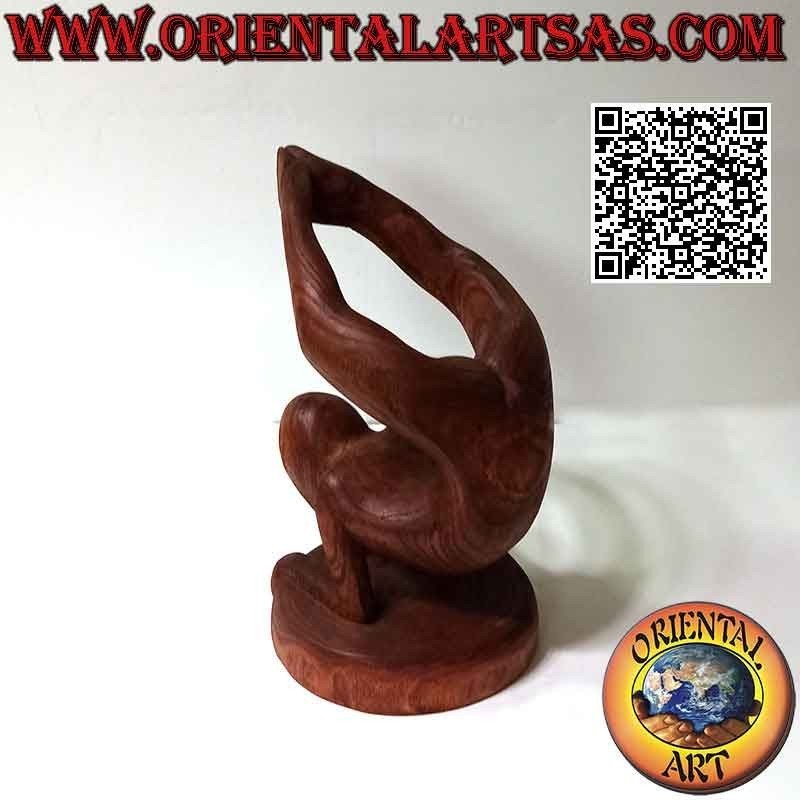 Escultura portabotellas de acróbata en posición artística en madera de Suar