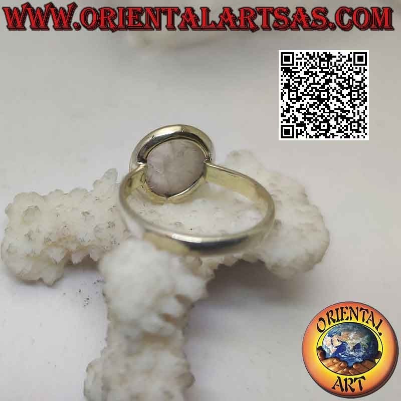 Bague en argent avec quartz rose cabochon rond sur sertissage solitaire lisse