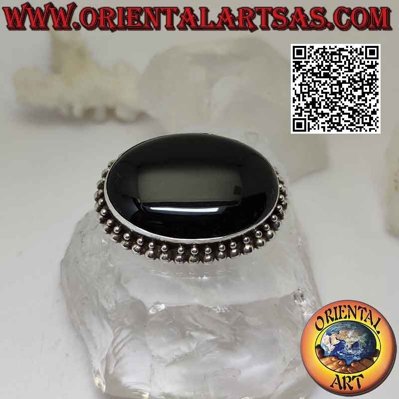 Broche en argent 925‰ avec grand cabochon ovale en onyx entouré de deux rangées de boules en croissance