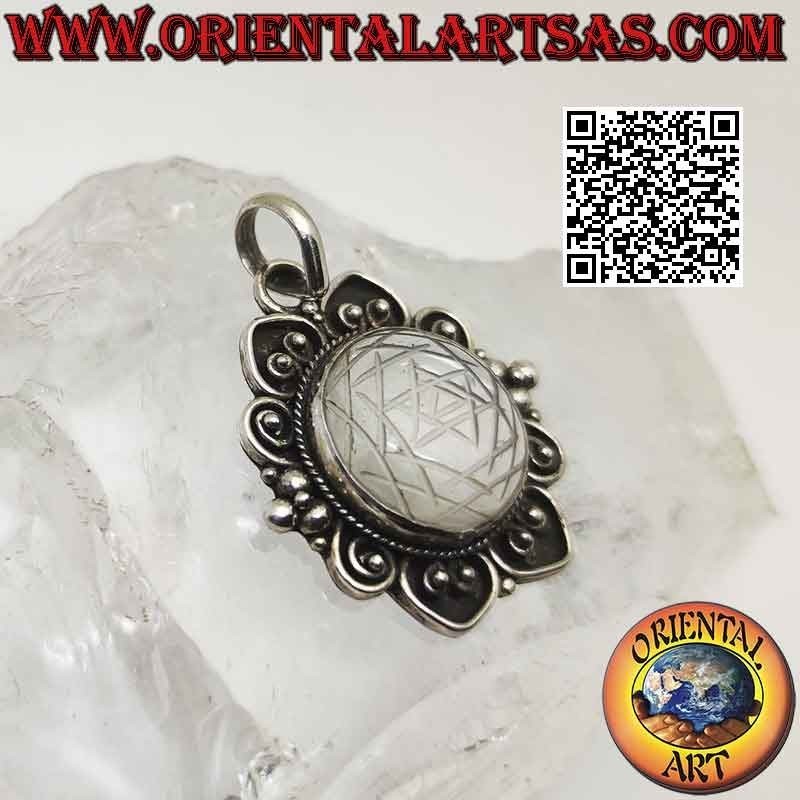 ciondolo in argento con mandala inciso su cristallo di rocca