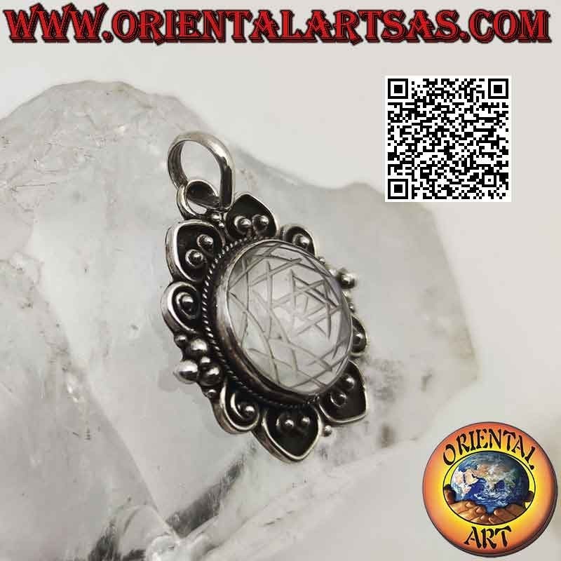 ciondolo in argento con mandala inciso su cristallo di rocca