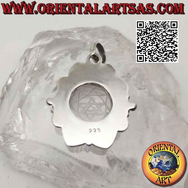 colgante de plata con mandalas grabado en el cristal de roca