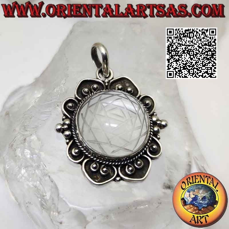 Pendentif en argent avec mandala Sri Yantra gravé sur cabochon rond en cristal de roche sur monture baroque