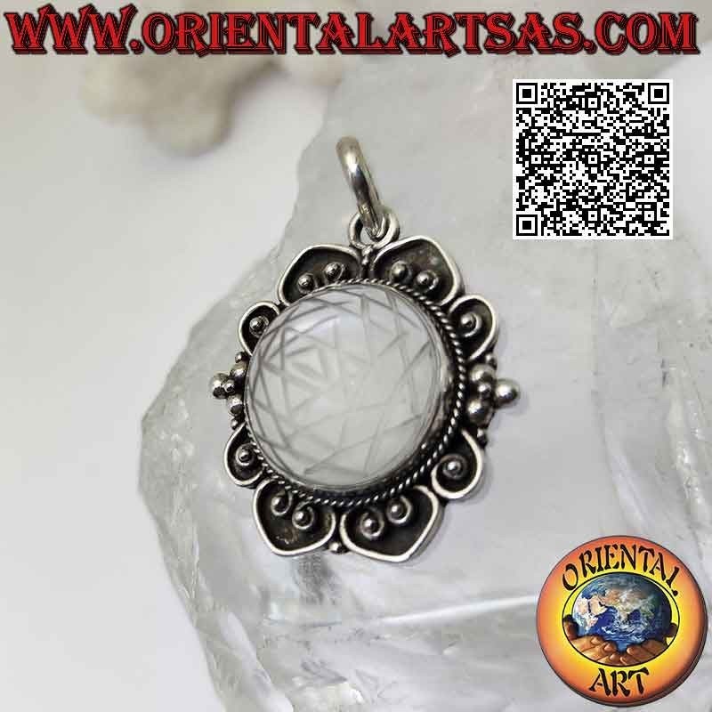 Colgante de plata con mandala de Sri Yantra grabada en cabujón redondo de cristal de roca en engaste barroco