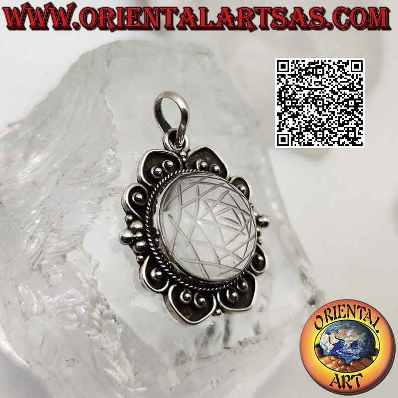 Colgante de plata con mandala de Sri Yantra grabada en cabujón redondo de cristal de roca en engaste barroco