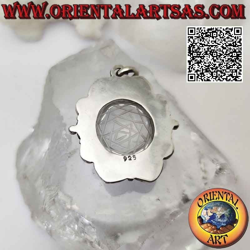 Ciondolo in argento con mandala Sri Yantra inciso su cristallo di rocca tondo cabochon su montatura barocca