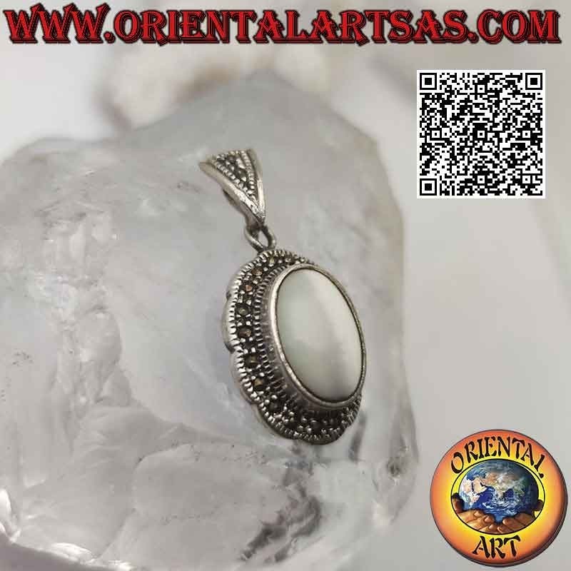 Pendentif en argent avec cabochon ovale en nacre sur une monture ondulée parsemée de marcassite