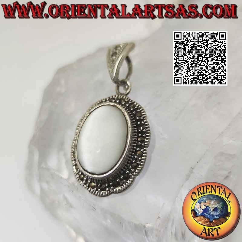Ciondolo in argento con Madreperla ovale cabochon su montatura ondulata tempestata di marcassite