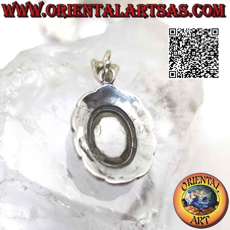 Colgante de plata con cabujón de nácar ovalado en engaste ondulado tachonado de marcasita