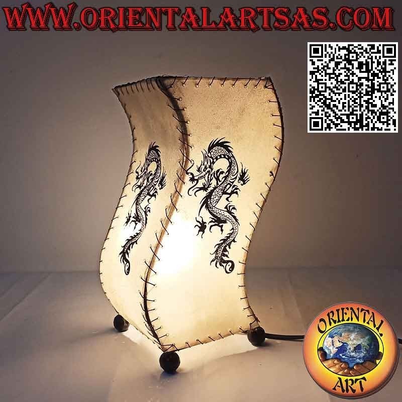 Lampe de table ethnique, "S-wave" à base carrée avec dragon peint, en peau de bête 30 cm