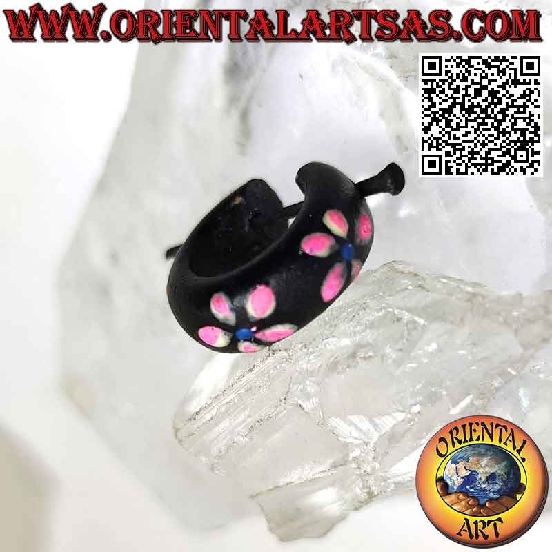 Creolen aus dunklem Holz mit 18 mm großen, aufgemalten Blumen, rosa