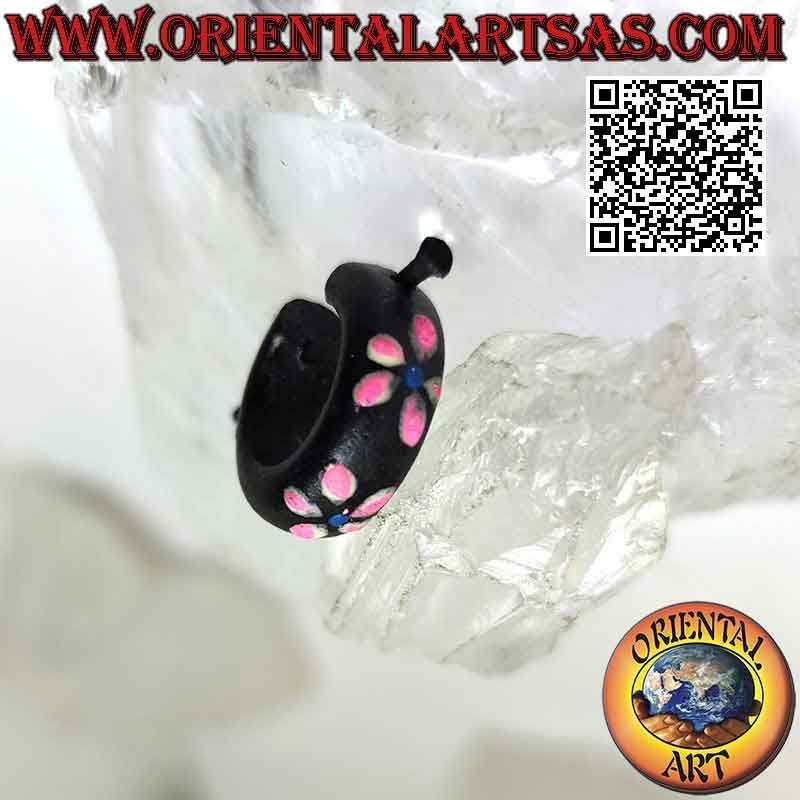 Creolen aus dunklem Holz mit 18 mm großen, aufgemalten Blumen, rosa