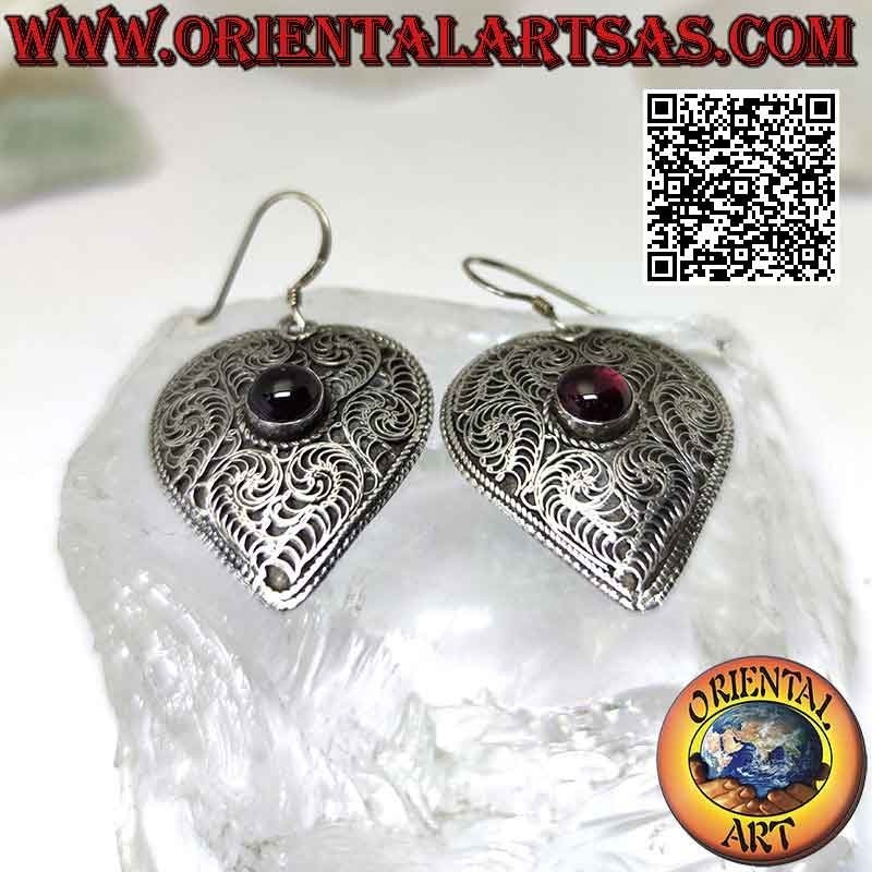 Boucles d'oreilles cœur en argent décorées en filigrane d'un grenat rond central (faites à la main au Népal)