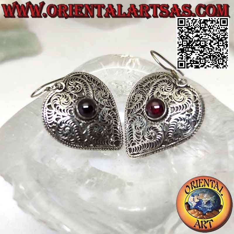 Boucles d'oreilles cœur en argent décorées en filigrane d'un grenat rond central (faites à la main au Népal)