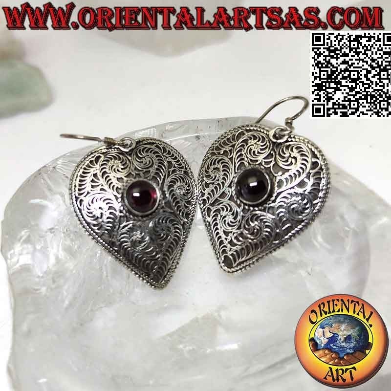 Boucles d'oreilles cœur en argent décorées en filigrane d'un grenat rond central (faites à la main au Népal)