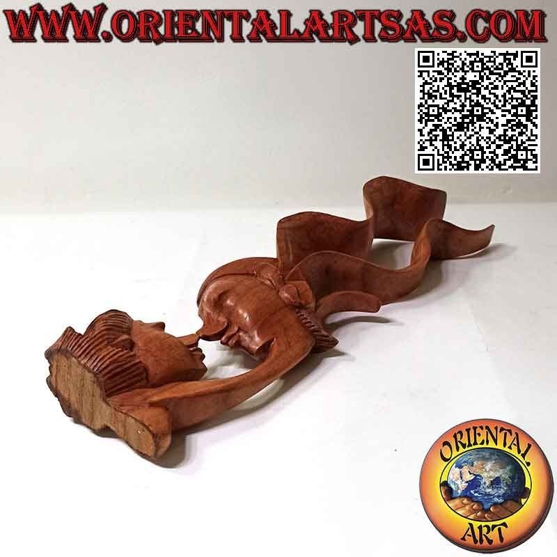 Escultura del beso entre dos amantes orientales con velo de perfil en madera de suar de 35 cm (natural)