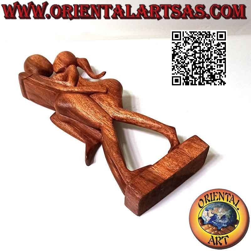 "Leidenschaftlicher Kuss"-Skulptur im abstrakten Stil aus Suar-Holz, 38 cm (dunkel)