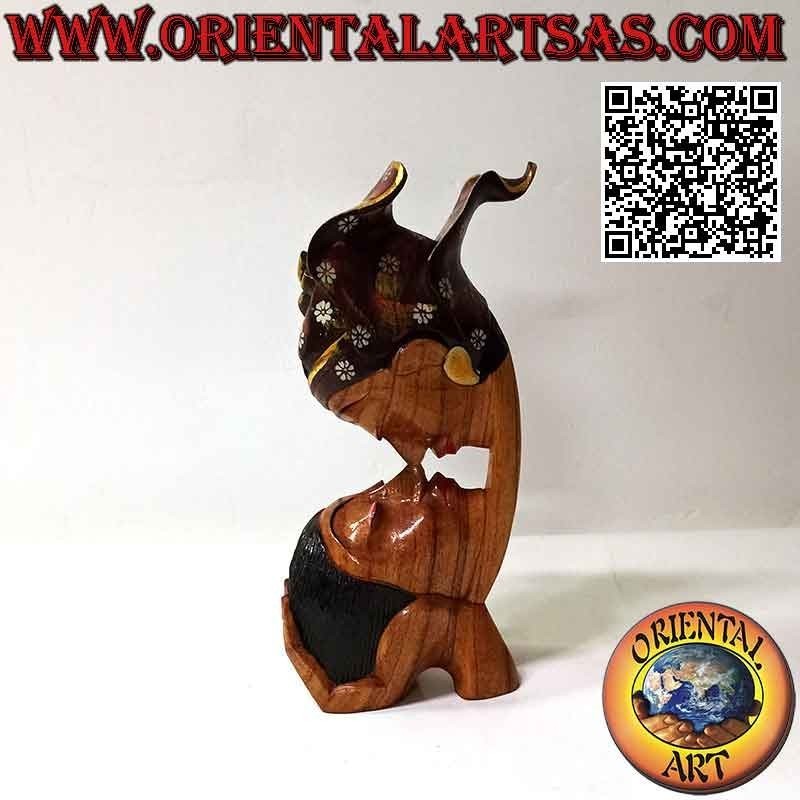 Escultura del beso entre dos amantes orientales de perfil en madera de suar de 26 cm (pintada)