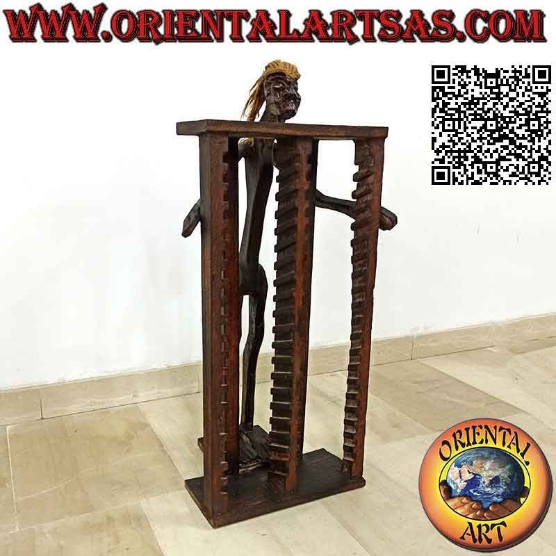 Porte-CD de style primitif avec sculpture d'un aborigène en bois de teck (80 cm)
