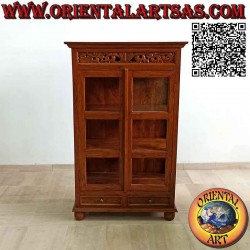 Lineare Vitrine mit perforiertem Blumendekor, mit zwei Türen und zwei Schubladen aus antikem Teakholz