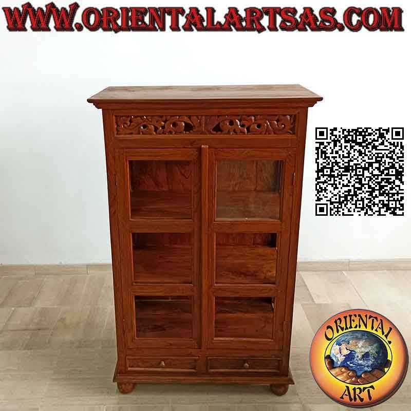 Vitrina lineal con decoración floral perforada, con dos puertas y dos cajones en madera de teca envejecida