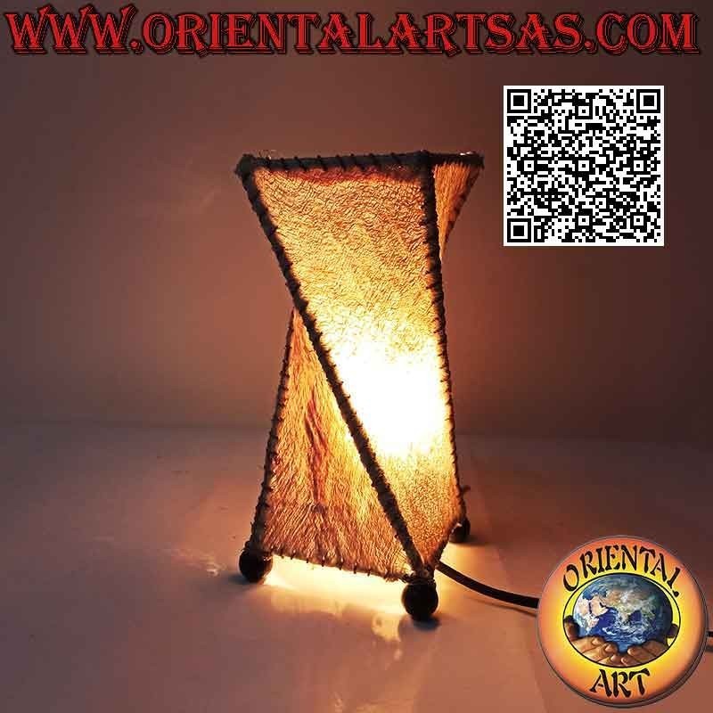 Lampada da tavolo etnica, "twist" a base quadrata in Tapa o Ngatu (corteccia d'albero) da 23 cm