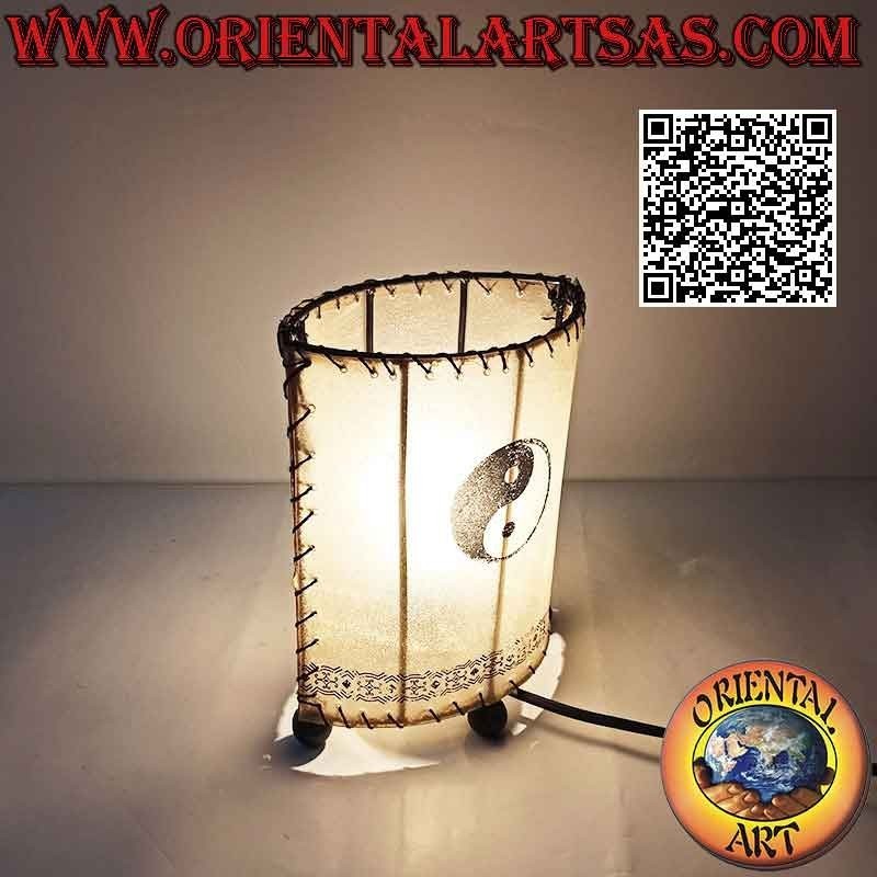 Lámpara de mesa étnica, "cilindro lineal" con base elíptica con yin yang pintado, en piel animal 20 cm