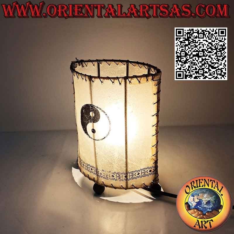 Lámpara de mesa étnica, "cilindro lineal" con base elíptica con yin yang pintado, en piel animal 20 cm