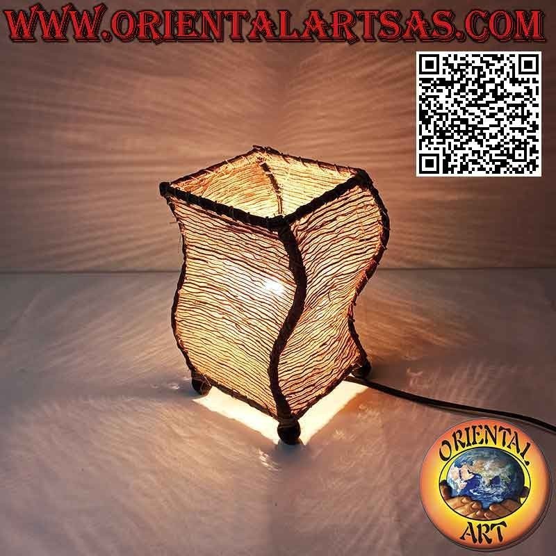 Lampada da tavolo etnica, "onda a S" a base quadrata in radice di sandalo da 21 cm