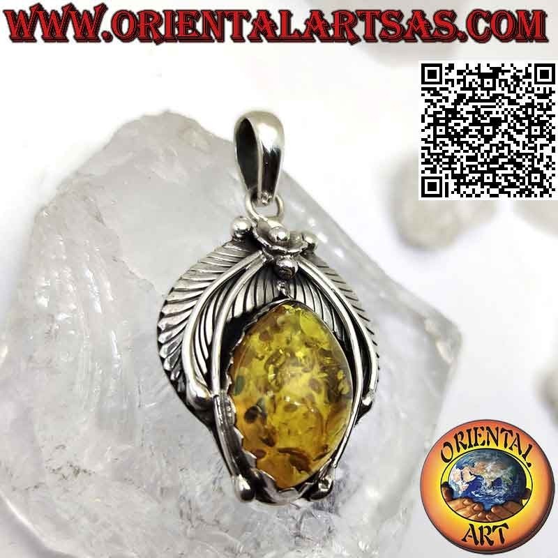 Ciondolo in argento 925‰    con grande ambra a navetta cabochon con corona di foglie e fiore centrale