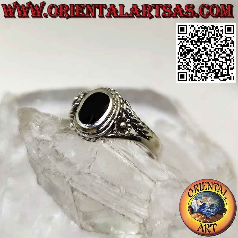 Silberring mit ovalem Onyx und Blume an den Seiten, klein