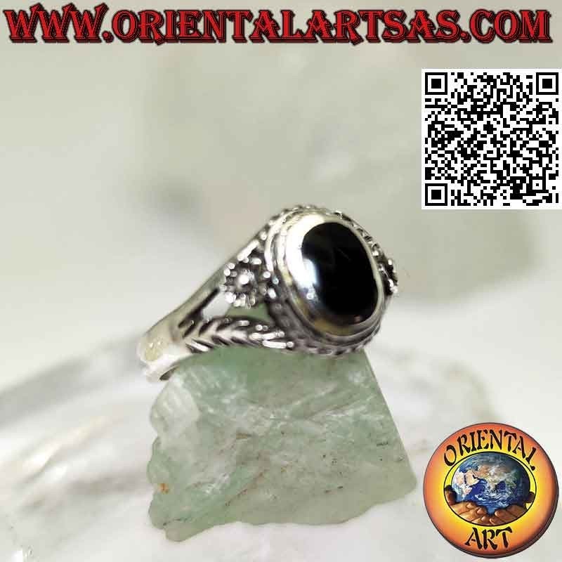 Silberring mit ovalem Onyx und Blume an den Seiten, klein