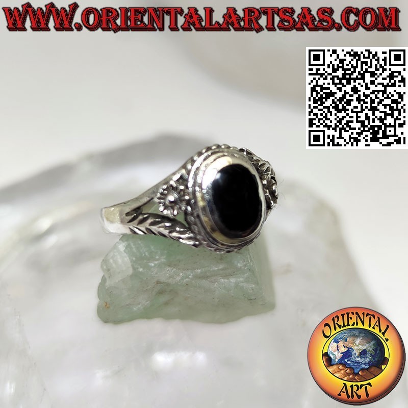Anillo de plata con ónix ovalado y flor en los laterales, pequeño