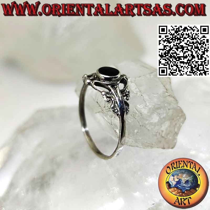 Bague en argent avec onyx rond et décorations baroques, petit