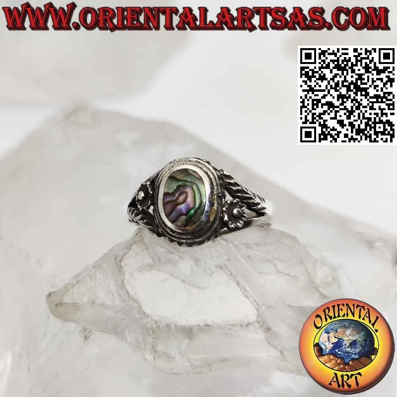 Anillo de plata con concha de paua ovalada (nácar) y flor a los lados, pequeño