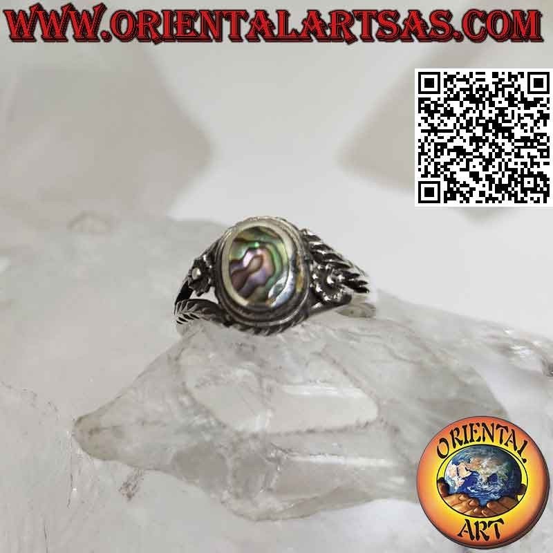 Anillo de plata con concha de paua ovalada (nácar) y flor a los lados, pequeño
