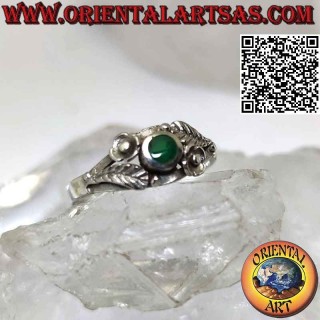 Anillo de plata con ágata verde redonda, adornos asimétricos de flores y hojas en los laterales