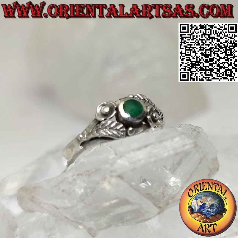 Anello in argento con agata verde tonda, decorazioni asimmetrici di fiore e foglia sui lati