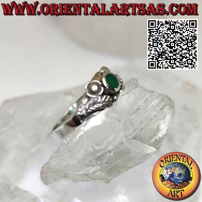 Bague en argent avec agate verte ronde, décors de fleurs et de feuilles asymétriques sur les côtés
