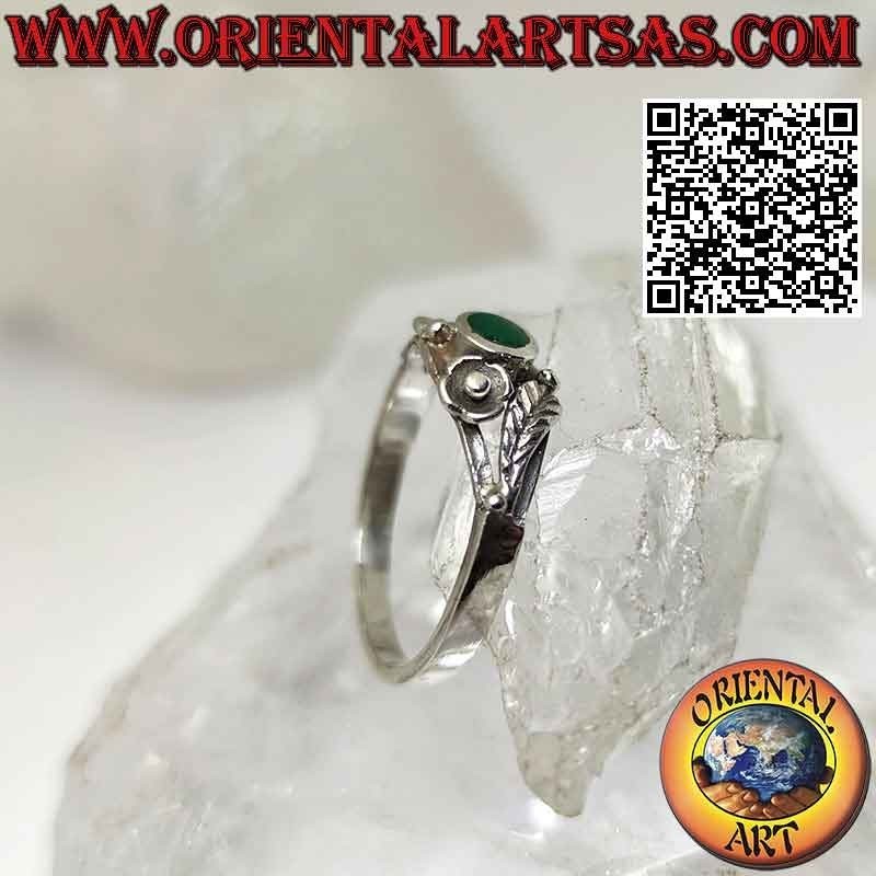 Bague en argent avec agate verte ronde, décors de fleurs et de feuilles asymétriques sur les côtés