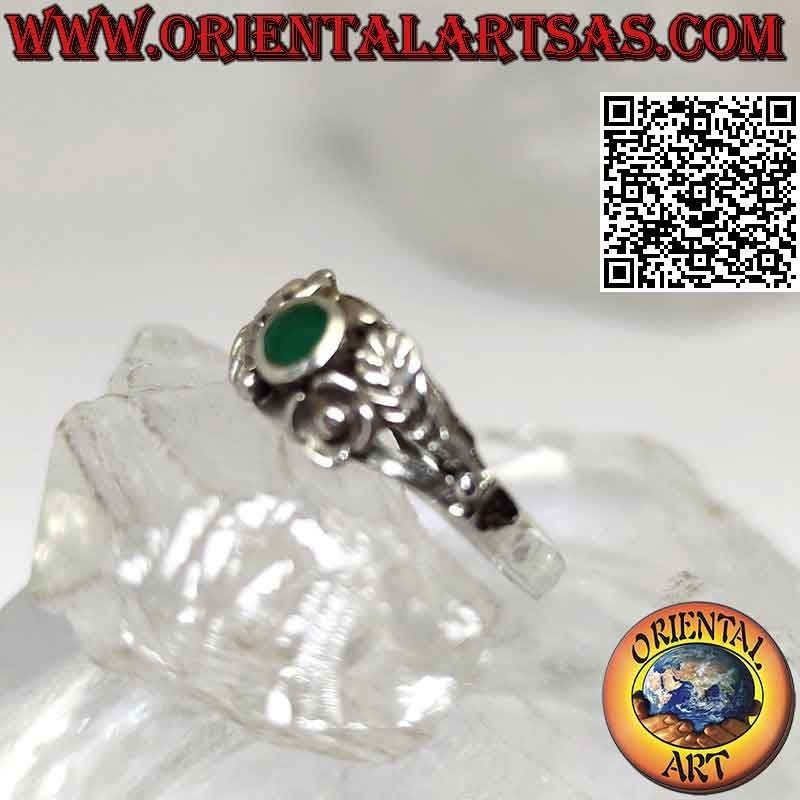 Bague en argent avec agate verte ronde, décors de fleurs et de feuilles asymétriques sur les côtés