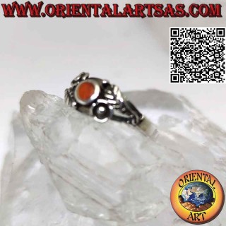 Anello in argento con Corniola tonda, decorazioni asimmetrici di fiore e foglia sui lati