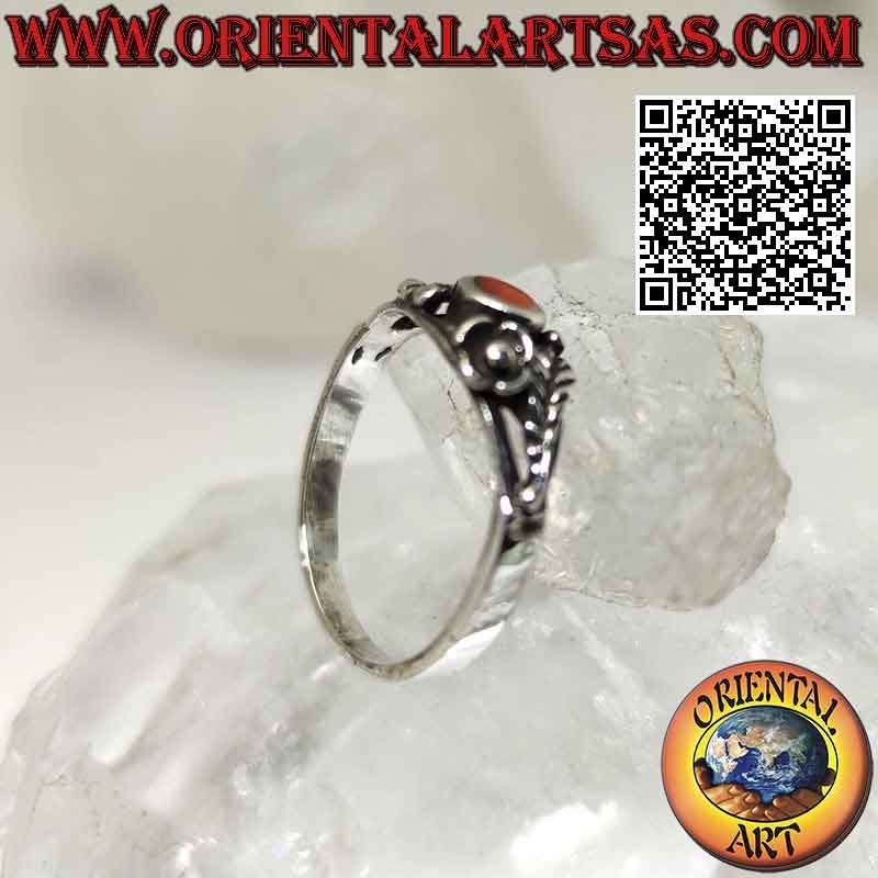 Anillo de plata con cornalina redonda, adornos de flores y hojas asimétricas en los lados
