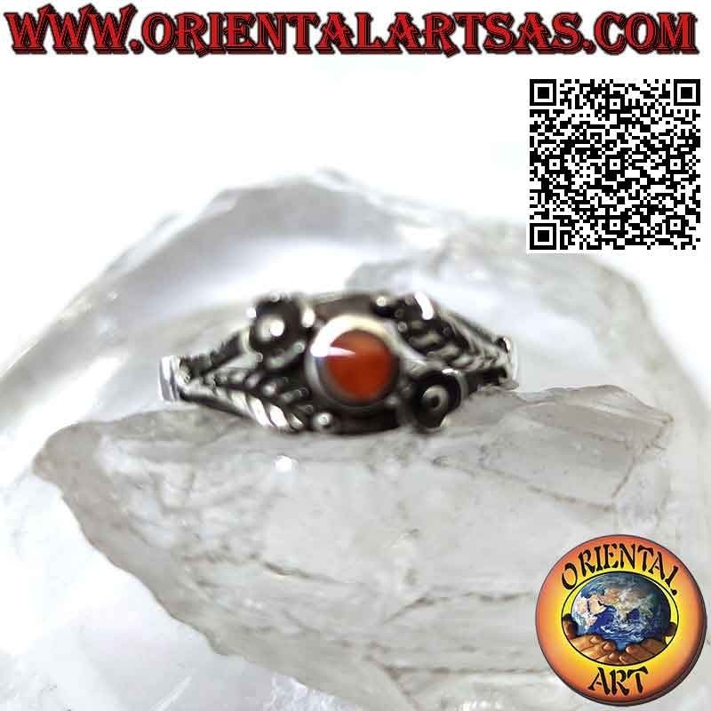 Anillo de plata con cornalina redonda, adornos de flores y hojas asimétricas en los lados
