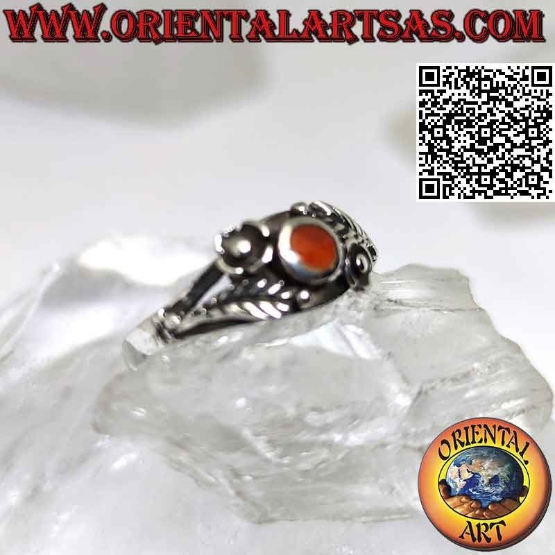 Bague en argent avec cornaline ronde, décorations asymétriques de fleurs et de feuilles sur les côtés