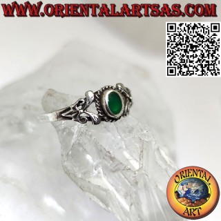 Anello in argento con agata verde ovale e decorato con due foglie sui untrambi i lati